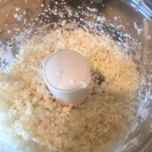 Cauliflower Crust pizza, 21 day fix approved pizza ideas, Maegan Blinka, top coach, clean eating ideas, clean eating recipes, gluten free pizza crust, healthier pizza alternatives, homemade gluten free pizza crust, how to hide vegetables for your kids, what does riced cauliflower look like, how do you rice cauliflower