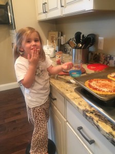 Cauliflower Crust pizza, 21 day fix approved pizza ideas, Maegan Blinka, top coach, clean eating ideas, clean eating recipes, gluten free pizza crust, healthier pizza alternatives, homemade gluten free pizza crust, how to hide vegetables for your kids, what does riced cauliflower look like, how do you rice cauliflower